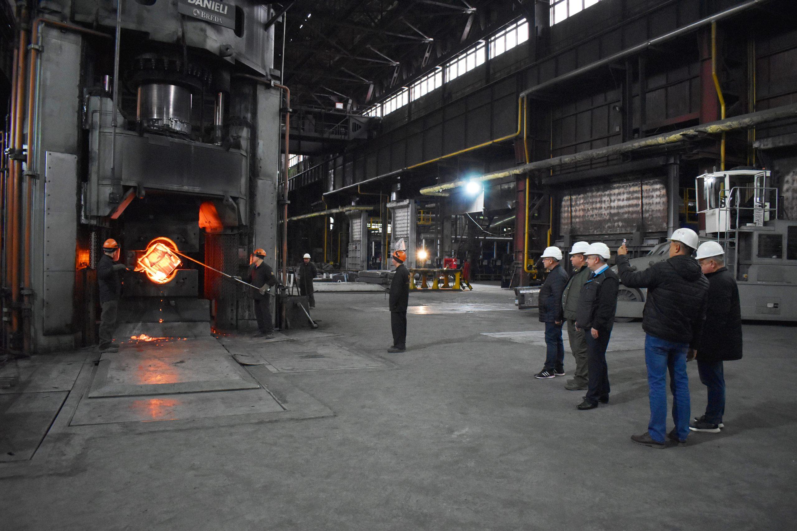На минувшей неделе Златоустовский металлургический завод принимал на своей территории белорусскую делегацию из города побратима Жлобин Гомельской области
