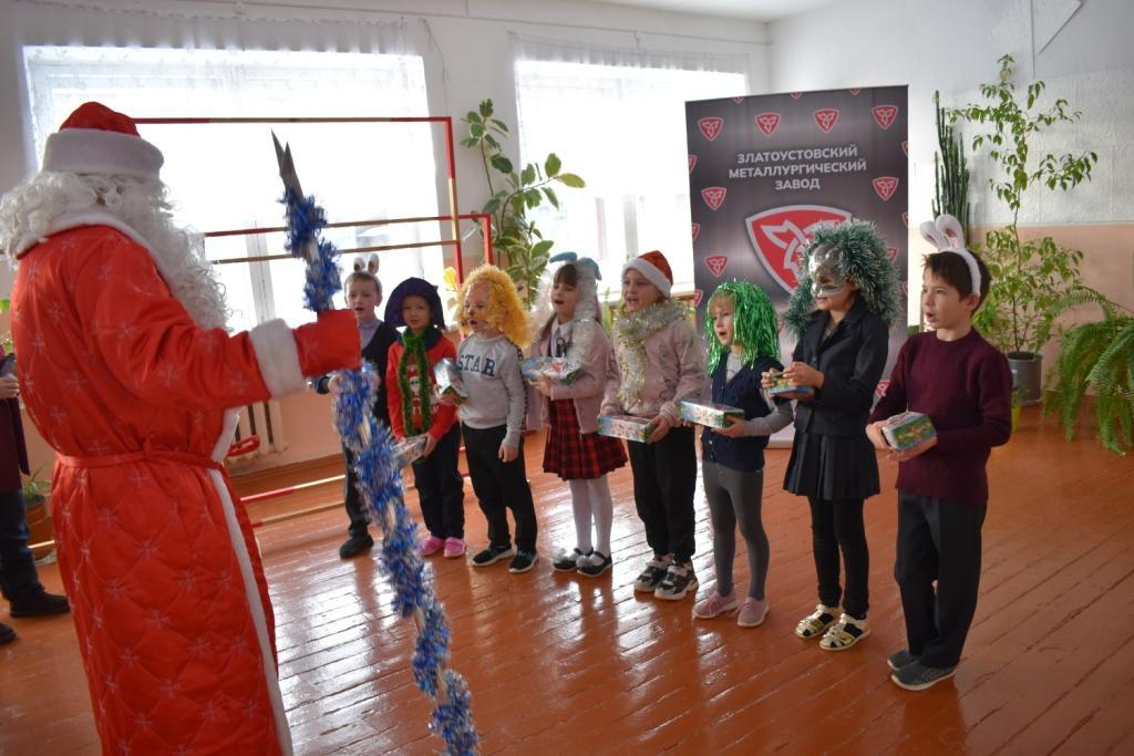 Представители ООО «ЗМЗ» поздравили учащихся подшефного учебного заведения